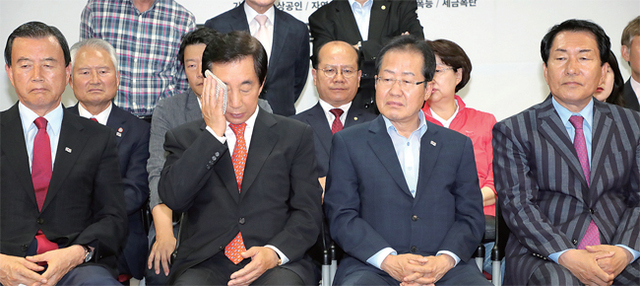 ▲ 홍준표 대표, 김성태 원내대표 등 자유한국당 지도부가 제7회 전국동시지방선거 및 국회의원 재보궐선거가 열린 13일 서울 여의도 당사에서 TV를 통해 출구조사 결과를 지켜보며 실망감을 감추지 못하고 있다. 연합뉴스