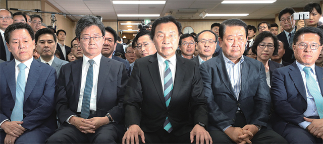 ▲ 바른미래당 유승민, 박주선 공동대표 등 당지도부가 제7회 전국동시 지방선거 투표일인 13일 오후 서울 여의도 당사를 방문해 개표방송을 지켜보며 무거운 표정을 하고 있다. 연합뉴스