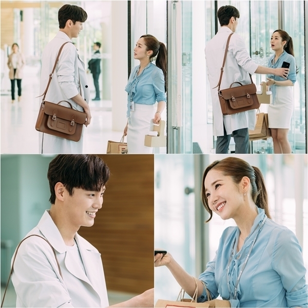 ▲ '김비서가 왜 그럴까' 박민영이 이태환을 향해 특유의 스마일 미소를 짓고 있어 궁금증을 높인다. tvN