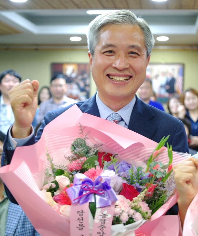 ▲ 사진2)당선발표 후 환하게 웃는 곽상욱 후보