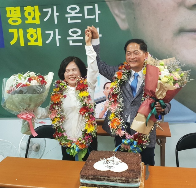 ▲ 더불어민주당 이재준 고양시장 당선인이 부인과 함께 선거 승리를 기뻐하고 있다. 김상현 기자.