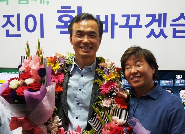 ▲ 이항진 당선자와 부인 이병시씨가 지지자들로부터 당선축하를 받고 기념촬영을 하고 있다