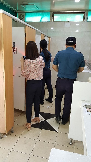 ▲ 1-1. 동두천시, 화장실 범죄예방을 위한 몰래카메라 점검 실시