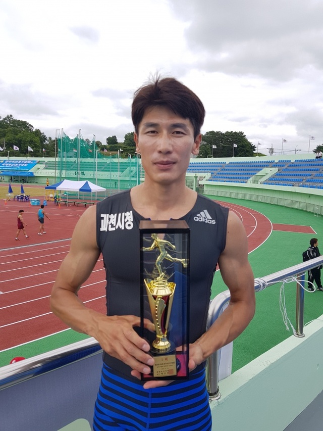 ▲ 제46회 KBS배 전국육상경기대회에서 남자 대학ㆍ일반부 110m 허들서 우승한 과천시청 이현우.과천시청 제공
