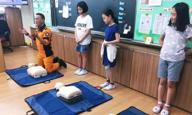 ▲ 분당소방서 관계자가 신백현초등학교 학생들에게 심폐소생술 교육을 실시하고 있다