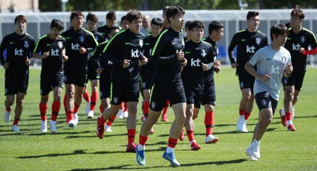 ▲ 대한민국 축구대표팀 선수들이 베이스캠프훈련장인 상트페테르부르크 로모노소프 스파르탁 스타디움에서 가볍게 뛰며 몸을 풀고 있다.연합뉴스