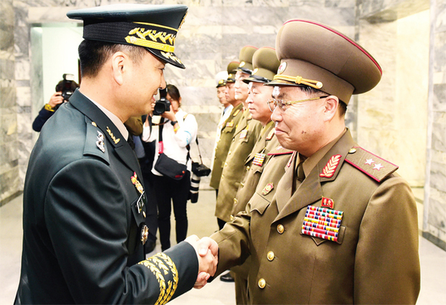 ▲ 김도균 남측 수석대표(왼쪽)와 안익산 북측 수석대표가 14일 오전 경기도 파주시 판문점 북측 통일각에서 열린 남북장성급군사회담에 앞서 악수하고 있다. 남북장성급군사회담은 2007년 12월 이래 10년 6개월만에 열렸다. 국방부 제공