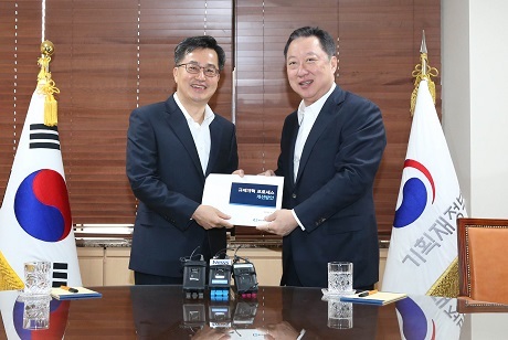 ▲ 김동연(왼쪽) 경제부총리 겸 기획재정부 장관과 박용만 대한상의 회장이 규제 개선 관련 간담회를 가졌다. 사진/대한상의