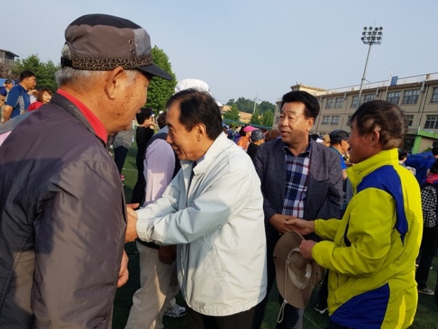 ▲ 박윤국 당선인, 가산면걷기대회 참여