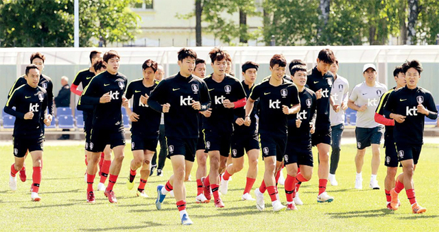 ‘2018 러시아 월드컵’에 출전 중인 대한민국 축구 국가 대표팀이 18일 오후 9시(한국시간) 스웨덴과 첫 경기를 갖는다. 한국 대표팀이 16일(현지시간) 러시아 상트페테르부르크의 스파르타크 스타디움에서 첫 승리를 위한 훈련에 열중하고 있다. 연합뉴스