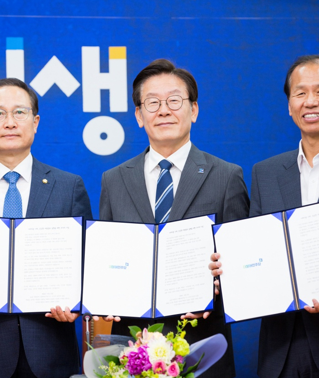 ▲ 이재명 경기도지사 당선인이 15일 민주당 광역단체장 당선자 간담회에서 기념촬영을 하고 있다