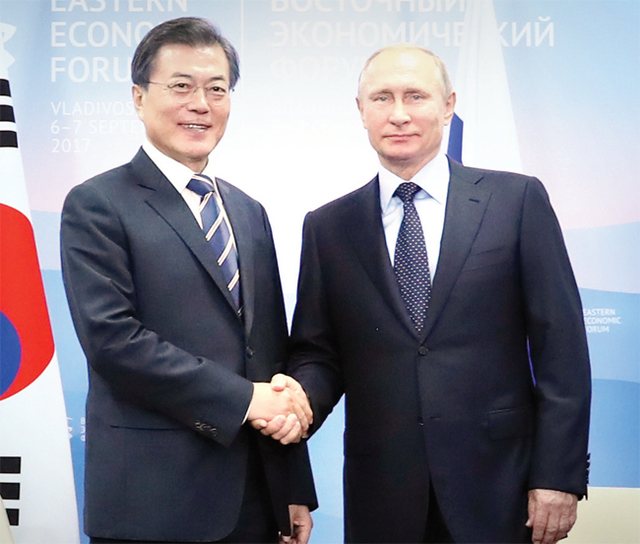 ▲ 문재인 대통령이 오는 21일부터 2박 3일간의 일정으로 러시아를 국빈방문해 블라디미르 푸틴 대통령과 정상회담을 가질 예정이다. 문 대통령은 이번 방문을 통해 한반도의 비핵화 및 평화체제 구축과 함께 동북아 냉전 상황 종식을 위한 협력을 요청할 것으로 보인다. 사진은 지난 해 7월7일 G20정상회담에서 악수를 하고 있는 문재인 대통령과 푸틴 러시아 대통령. 경기일보DB