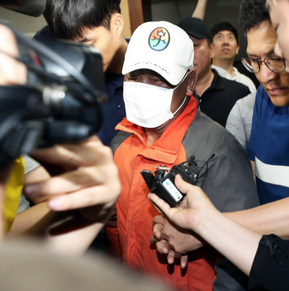▲ 전북 군산시 장미동 한 주점에 불을 지른 혐의로 긴급체포된 이모(55)씨가 18일 새벽 병원 치료를 받기 위해 군산경찰서를 나가고 있다. 연합뉴스