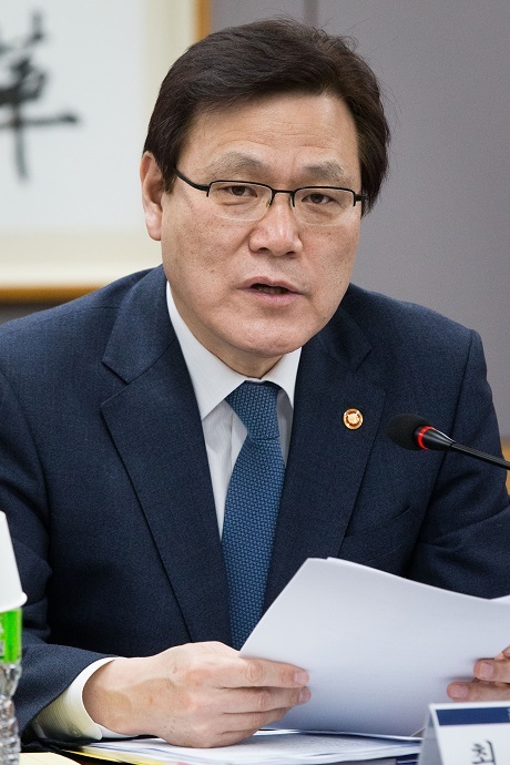 ▲ 18일 서민금융지원체계 개편 T/F 첫 회의에서 최종구 금융위원장이 효과적이고 지속가능하며 시장환경과 조화로운 서민금융 지원체계를 마련해달라고 당부했다. 사진/금융위원회