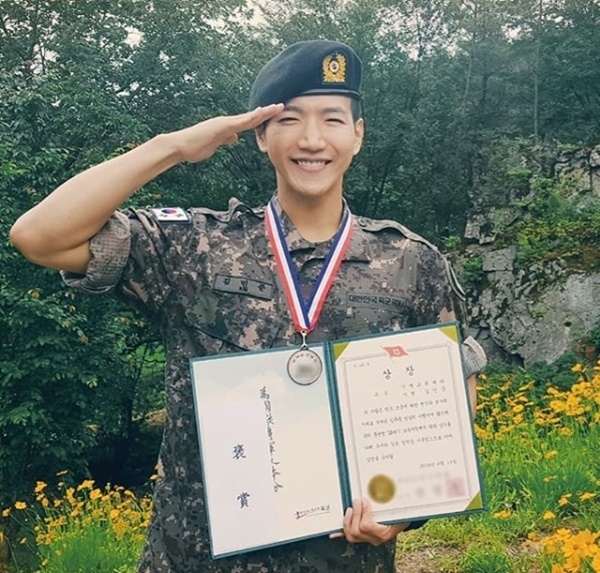 ▲ 그룹 2pm 멤버 준케이가 신병교육대대에서 표창을 받았다. 공식 인스타그램