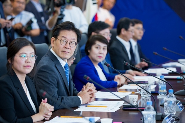 ▲ 이재명 경기도지사 당선인이 인수위 회의에서 위원들의 발언을 청취하고 있다.