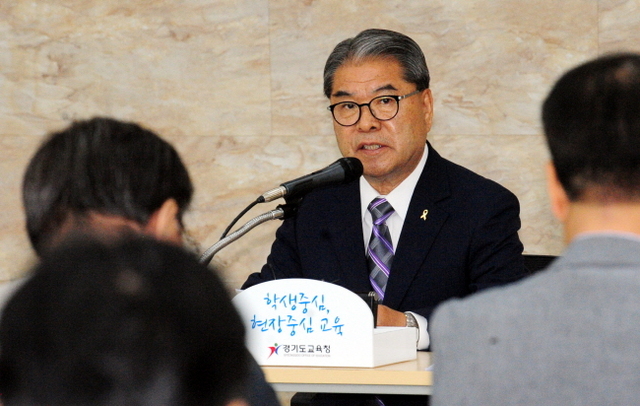▲ 이재정 경기도교육감이 19일 오전 수원 경기도교육청 방촌홀에서 당선 기자간담회를 열고 2기 인수위원회 ‘교육다운 교육’에 대해 발표를 하고 있다.(사진_경기도교육청 제공) (4)
