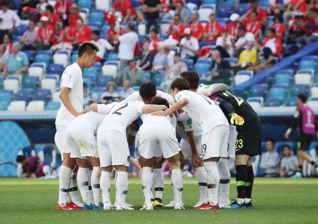 ▲ 벼랑 끝에 몰린 한국 축구대표팀이 오는 24일 자정 멕시코를 상대로 2018 러시아 월드컵 F조 2차전을 갖는다. 사진은 지난 18일 열린 스웨덴과의 경기에서 후반 시작 전 선수들이 모여 승리를 다짐하고 있는 모습.연합뉴스