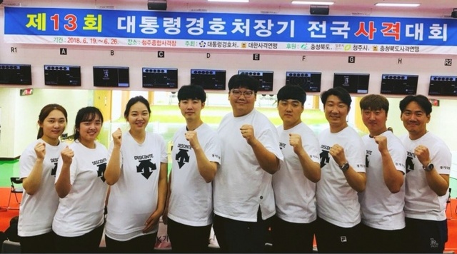 ▲ 제13회 대통령경호처장기 전국사격대회 일반부 공기소총 단체전에서 시즌 두 번째 남녀 동반 우승을 차지한 경기도청 선수단.경기도청 제공