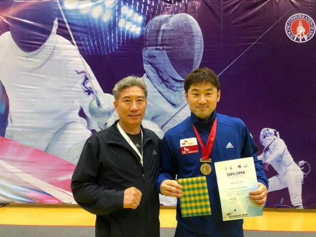 ▲ 2018 아시아펜싱선수권대회에서 4년 만에 남자 에페 개인전 우승을 차지한 정진선(오른쪽)과 소속팀 및 국가대표팀 사령탑인 양달식 감독.화성시청 제공