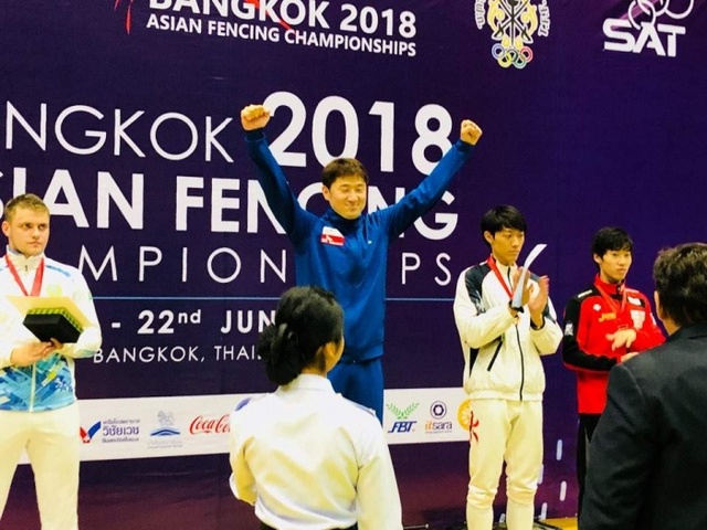 ▲ 2018 아시아펜싱선수권대회에서 4년 만에 남자 에페 개인전 우승을 차지한 정진선이 시상대에 오르며 환호하고 있다.화성시청 제공