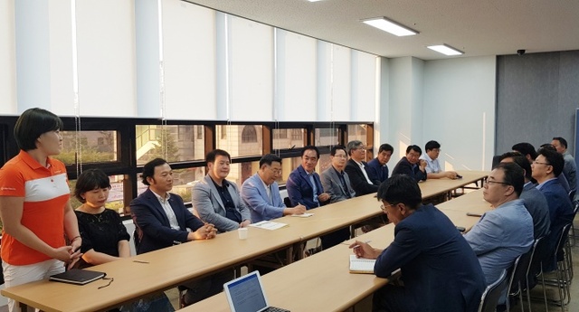▲ 정장선 평택시장 당선인 민선 7기 시민출범위원회가 18일 위원회 사무실에서 상견례를 갖고 원활한 인수인계를 위한 의견을 나누고 있다.