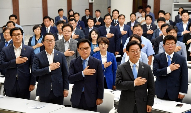 ▲ 제10대 경기도의회 더불어민주당 당선자 총회가 열린 19일 경기도의회 대회의실에서 이재명 경기도지사 당선인, 정기열 경기도의회 의장, 박광온 경기도당위원장 및 도의원 당선인들이 국민의례를 하고 있다. 김시범기자