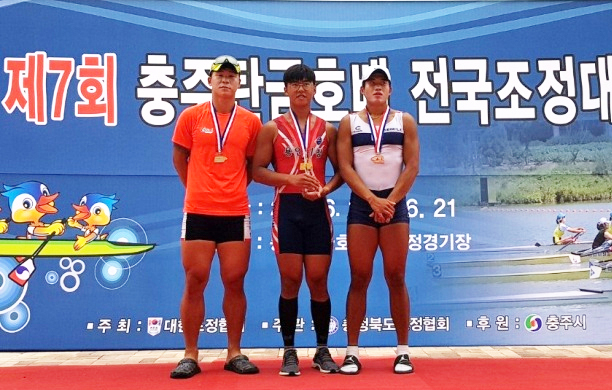 ▲ 박강빈(용인시청ㆍ가운데)이 제7회 충주탄금호배 전국조정대회 남자 일반부 싱글스컬(1X)에서 우승을 차지했다.