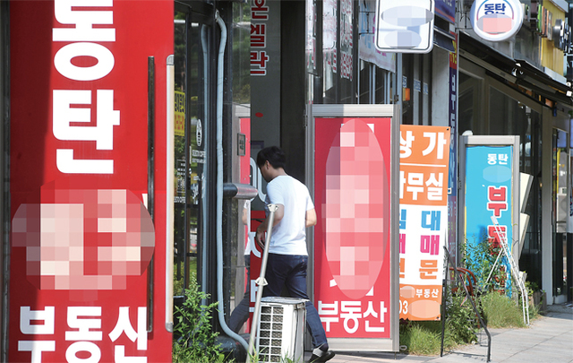▲ 화성시 동탄 신도시내 부동산중개업소들이 회원사 정보 공유 등을 통해 아파트 매매가격을 사실상 담합하고 있다는 의혹을 사고 있다. 사진은 동탄 1신도시내 한 부동산중개업소 밀집지역. 김시범기자