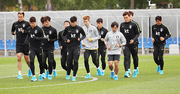 ▲ 축구대표팀이 19일(현지시간) 러시아 상트페테르부르크 로모노소프 스파르타크 훈련장에서 훈련을 하고 있다. 연합뉴스