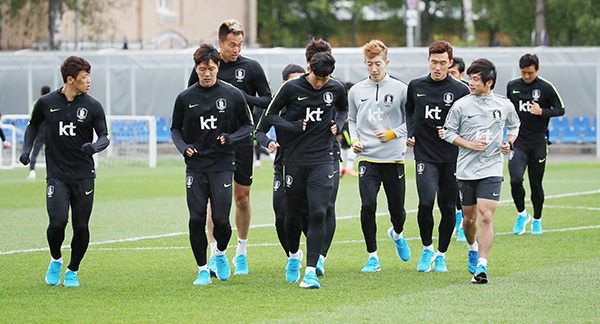 ▲ 축구대표팀이 19일(현지시간) 러시아 상트페테르부르크 로모노소프 스파르타크 훈련장에서 훈련을 하고 있다. 연합뉴스