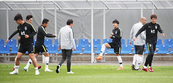 ▲ 축구대표팀이 19일(현지시간) 러시아 상트페테르부르크 로모노소프 스파르타크 훈련장에서 훈련을 하고 있다. 연합뉴스
