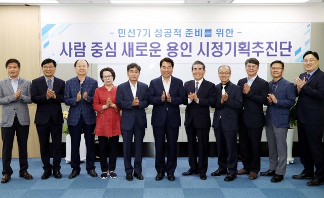 ▲ 백군기 용인시장 당선인은 20일 시청에서 시정기획추진단을 구성하고 본격적인 인수 절차에 들어갔다.