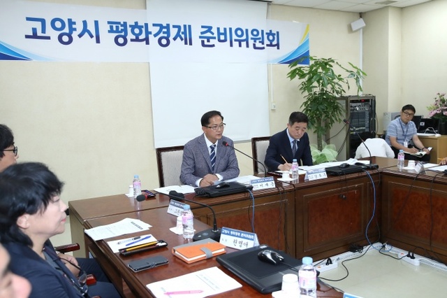▲ 이재준 고양시장 당선인이 인수위원회(평화경제준비위원회)의 첫 회의를 주재하고 있다. 사진제공=이재준 당선인