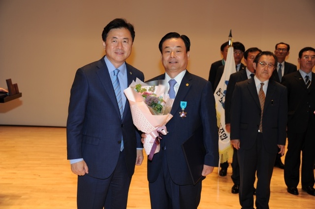 ▲ 위동항운유한공사 홍기현(사진 오른쪽)부사장이 제23회 바다의 날 기념식에서 산업포장을 수상한 뒤 김영춘(사진 왼쪽) 해수부장관과 기념촬영 모습.