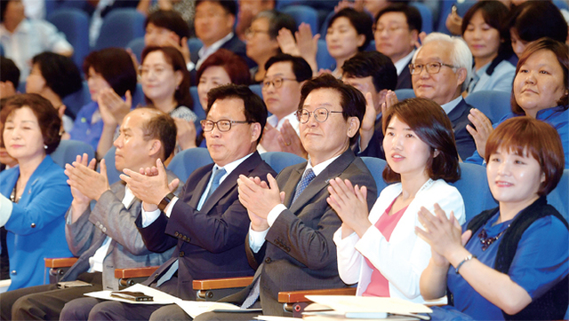 ▲ 더불어민주당 경기도당 기초의회 의원 당선인 워크숍이 열린 20일 경기도경제과학진흥원 경기홀에서 이재명 경기도지사 당선인, 박광온 경기도당위원장 과 기초의회 의원 당선인 등 참석자들이 박수를  치고 있다.전형민기자