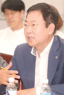 ▲ 박남춘 인천시장 당선인이 20일 오전 인천시 남동구 인천교통공사 소회의실에서 열린 ‘새로운 인천준비위원회’ 1차 회의에서 인사말을 하고 있다. 송길호기자