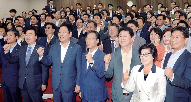 ▲ 새로운 출발 다짐하며 “파이팅” 20일 인천시 연수구 송도동 인천대학교 교수회관에서 열린 ‘더불어민주당 인천시당 민선7기 당선인 연찬회’에 참석한 박남춘 인천시장 당선자, 윤관석 국회의원, 기초단체장 당선자, 인천시의회 의원 당선자, 기초단체의원 당선자 등이 새로운 출발을 다짐하며 파이팅을 외치고 있다. 송길호기자