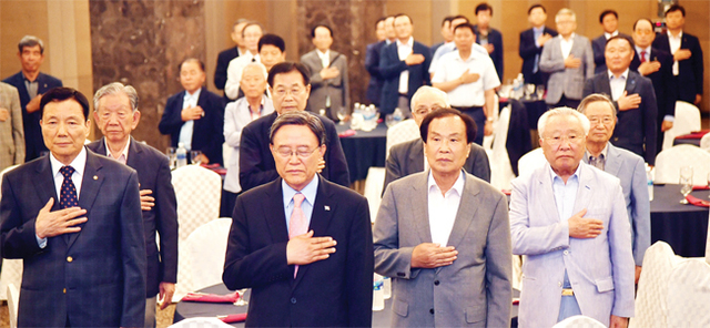 ▲ 국가안보경기회 주최로 20일 수원 호텔캐슬에서 열린 제39차 안보포럼에서 김병순 국가안보경기회장, 신선철 경기일보 회장 등 참석자들이 국민의례를 하고 있다. 이날 초청강사인 유영옥 국가보훈안보연구원장은 ‘대한민국의 정체성과 보훈정책 방향’이란 주제로 강연을 펼쳤다. 김시범기자