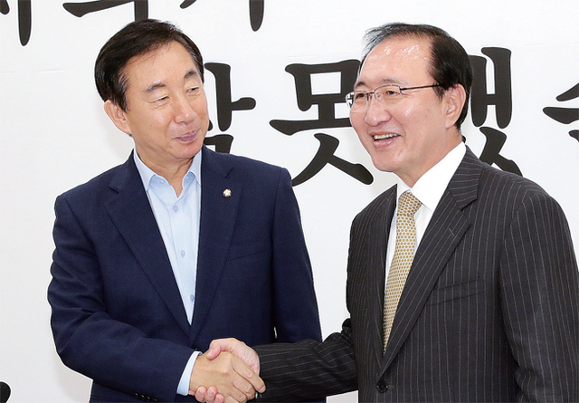 ▲ 악수하는 김성태•노회찬 자유한국당 김성태 대표 권한대행(왼쪽)이 20일 오후 국회 원내대표실에서 정의당의 20대 국회 3기 원내대표로 선출된 노회찬 원내대표의 예방을 받고 악수하고 있다. 연합뉴스