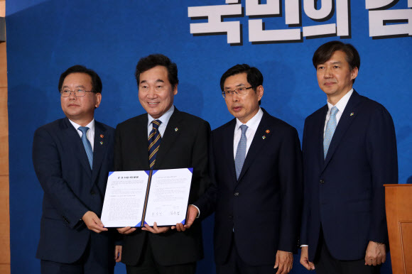 ▲ 김부겸 장관(왼쪽부터)과 이낙연 국무총리, 박상기 장관, 조국 청와대 민정수석이 21일 오전 서울 종로구 정부서울청사 별관에서 검경 수사권 조정 합의문에 서명한 뒤 기념촬영을 하고 있다. 연합뉴스
