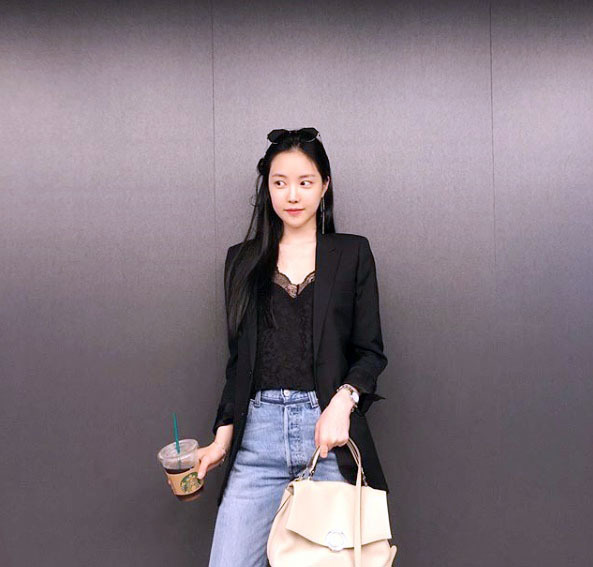 시사회에 참석한 에이핑크 손나은. SNS