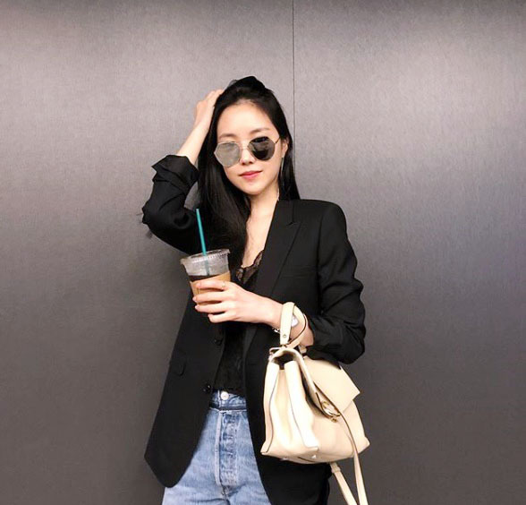 시사회에 참석한 에이핑크 손나은. SNS