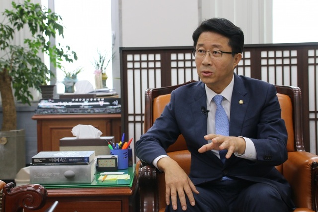 ▲ 이재명 경기도지사 당선인의 인수위인 '새로운경기위원회' 상임위원장을 맡은 민주당 조정식 의원(시흥을)이 21일 본보와의 인터뷰에서 민선 7기 경기도에 대한 청사진을 밝히고 있다. 조정식 의원실 제공.