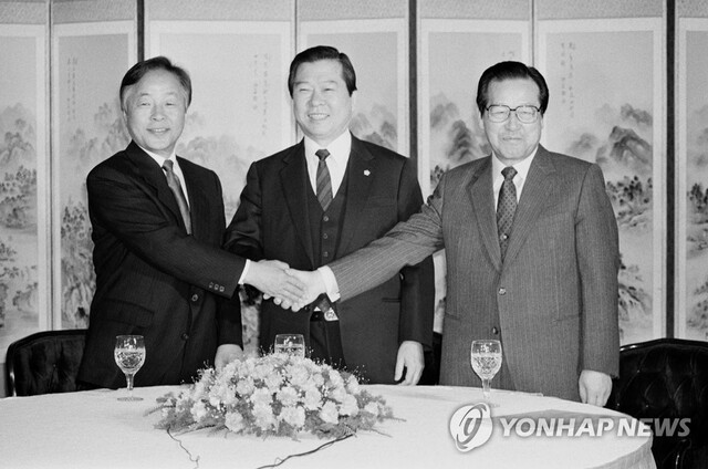 ▲ 김영삼 전 대통령이 22일 새벽 서거했다. 김 전 대통령은 이날 0시21분 서울 종로구 연건동 서울대병원 중환자실에서 혈액감염 의심 증세로 치료를 받던 중 숨을 거뒀다고 이 병원 관계자가 전했다. 사진은 1989년 1월년 서울 마포가든호텔에서 만난 3김. 왼쪽부터 당시 김영삼 민주당 총재, 김대중 평민당 총재, 김종필 공화당 총재. /연합