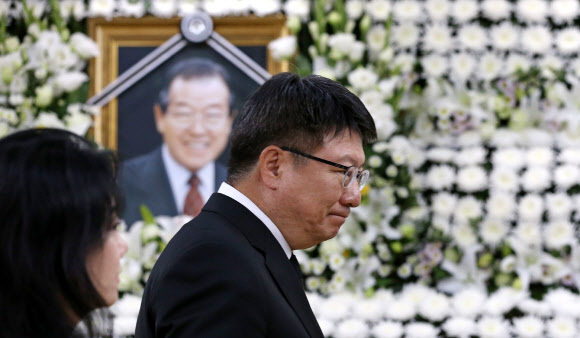 ▲ 박근혜 전 대통령의 동생인 박지만 EG 회장이 24일 오전 서울 송파구 서울아산병원 장례식장에 마련된 고 김종필 전 국무총리의 빈소를 찾아 조문하고 있다. 연합뉴스