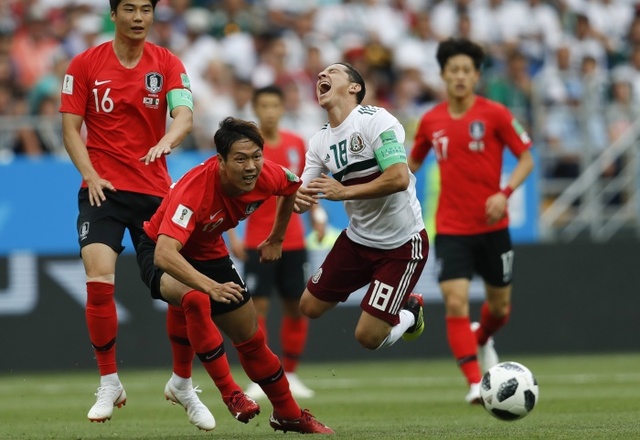▲ 24일(한국시간) 2018 러시아 월드컵 F조 2차전에서 한국의 김영권이 멕시코 안드레스 과르다도와 볼을두고 몸싸움을 펼치고 있다.연합뉴스