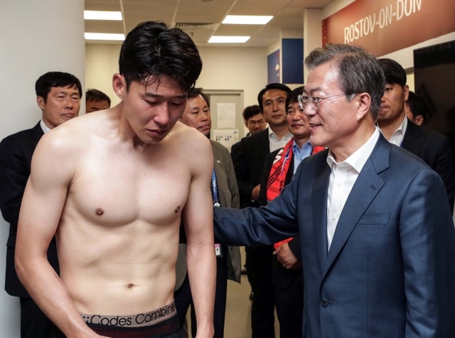 ▲ 문재인 대통령이 24일(한국시간) 러시아 로스토프 아레나에서 열린 2018 러시아 월드컵 F조 조별리그 2차전 대한민국과 멕시코의 경기를 관전한 뒤 1대2로 아쉽게 패한 한국대표팀 라커룸을 찾아 울먹이는 손흥민을 격려하고 있다.연합뉴스