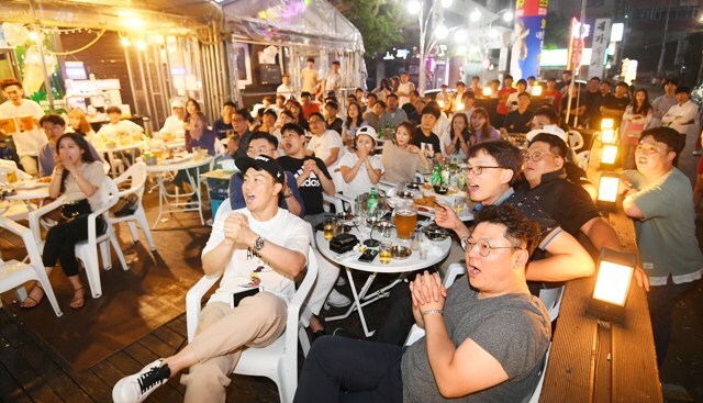 ▲ 2018 러시아 월드컵 F조 조별리그 2차전 대한민국과 멕시코의 경기가 열린 24일 수원시 팔달구의 한 주점에서 시민들이 경기를 시청하고 있다. 이날 경기에서 대한민국은 1대2로 패했다. 조태형기자