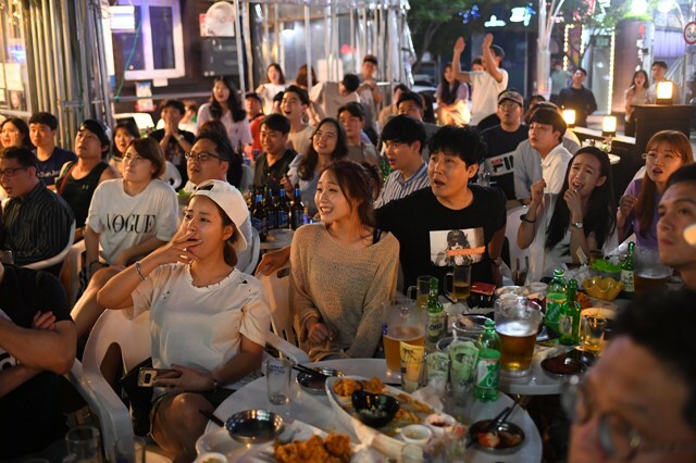 ▲ 2018 러시아 월드컵 F조 조별리그 2차전 대한민국과 멕시코의 경기가 열린 24일 수원시 팔달구의 한 주점에서 시민들이 경기를 시청하고 있다. 이날 경기에서 대한민국은 1대2로 패했다. 조태형기자